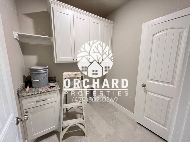 Building Photo - Single-Family Home- Desirable Cedarwood Plan