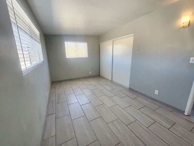 Building Photo - 2 bedroom with Spectacular Views
