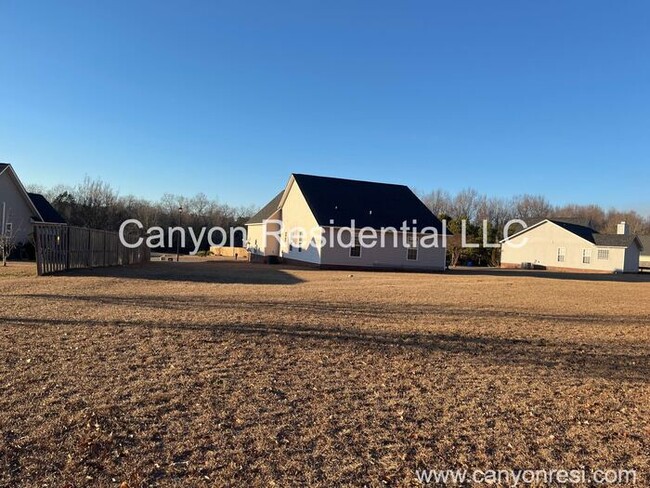 Building Photo - Charming Ranch Home with Modern Updates an...