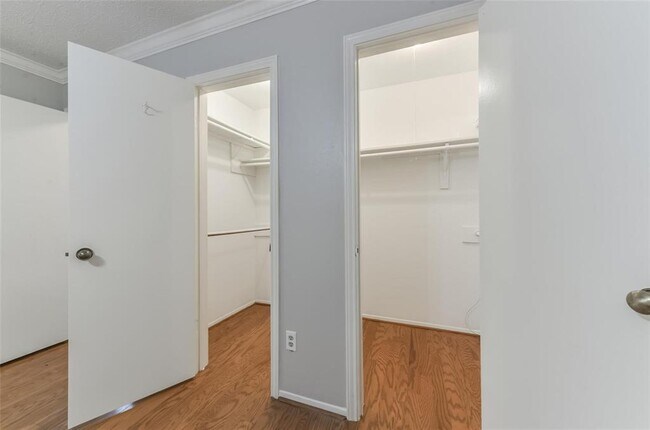 Building Photo - 5701 Village Arbour Dr