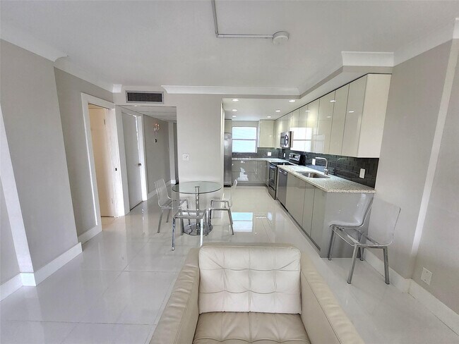 Building Photo - 112 Royal Pk Dr