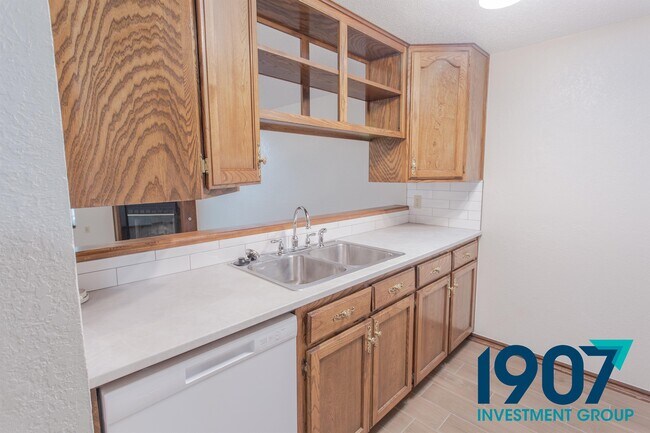 Building Photo - 2102 Briarcliff Dr