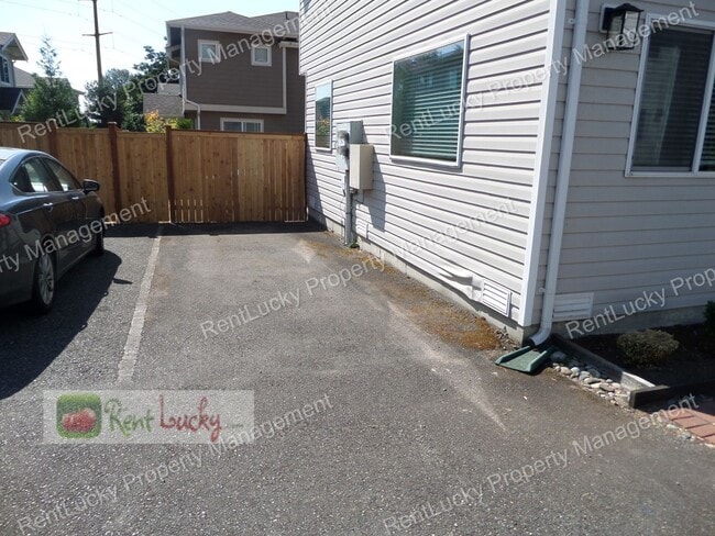 Building Photo - Fabulous 2-Bedroom Duplex w/Attached Garag...