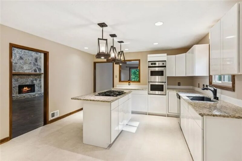 Building Photo - 1616 Maple Ridge Dr