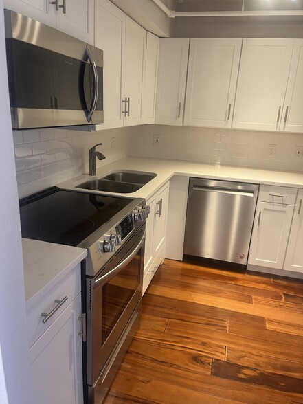 Building Photo - 400 E Colonial Dr