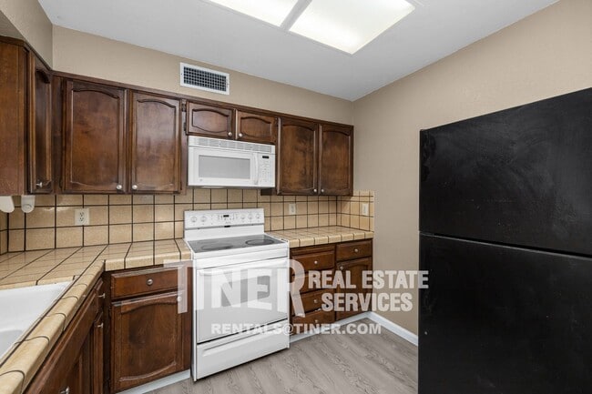 Building Photo - Darling 3 Bedroom Near Downtown - Location...