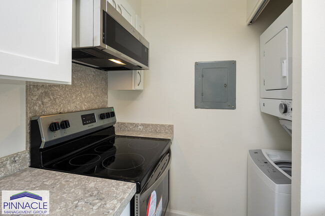 Building Photo - 1122 Elm St