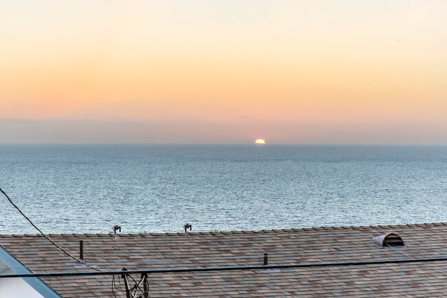 Building Photo - 320 33rd Pl