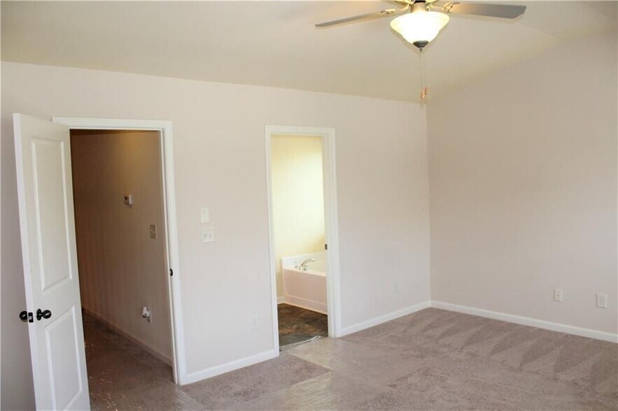 Building Photo - 810 Riverdance Dr
