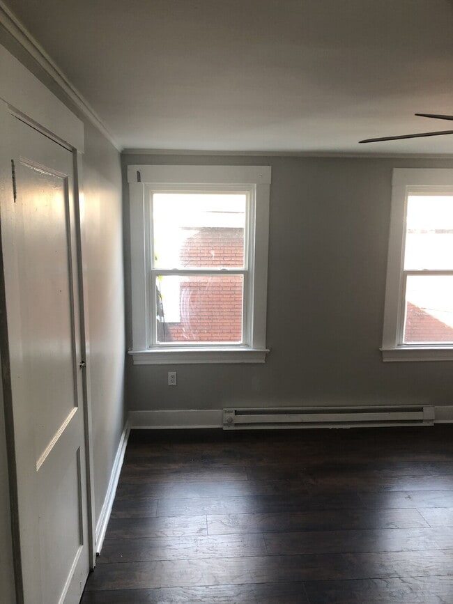 Building Photo - Cozy, Quiet 2 bedroom 1 bath! Section 8 approved!