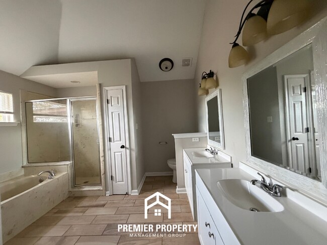 Building Photo - 270 Village Dr