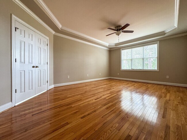 Building Photo - 5 Bedroom Home in Gated Golf Course Community
