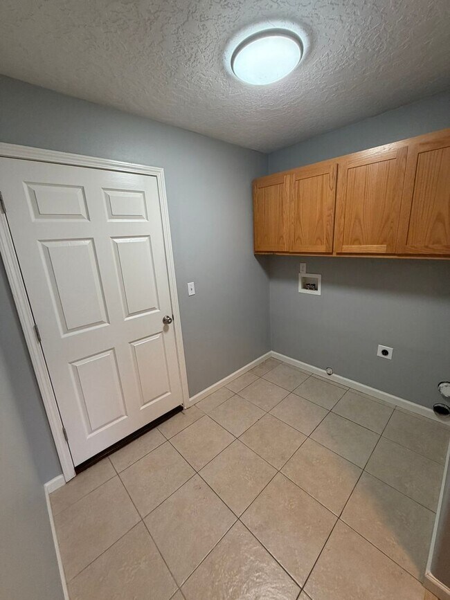 Building Photo - Large 2 Bedroom with Fenced Yard!