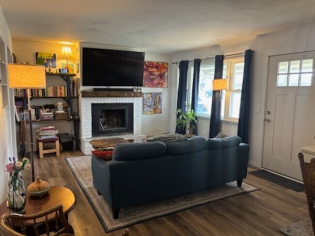 Building Photo - 2 BED | 1 BATH | SINGLE-LEVEL | SINGLE GARAGE | SOUTH