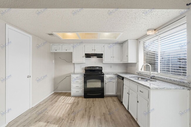 Building Photo - 304 Candlewood Ln