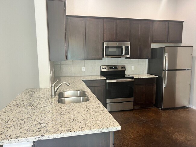 Building Photo - Luxury Duplex in Seguin