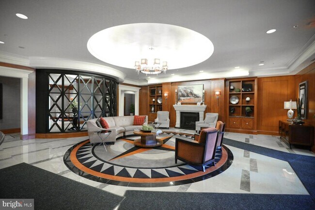 Building Photo - 8220 Crestwood Heights Dr