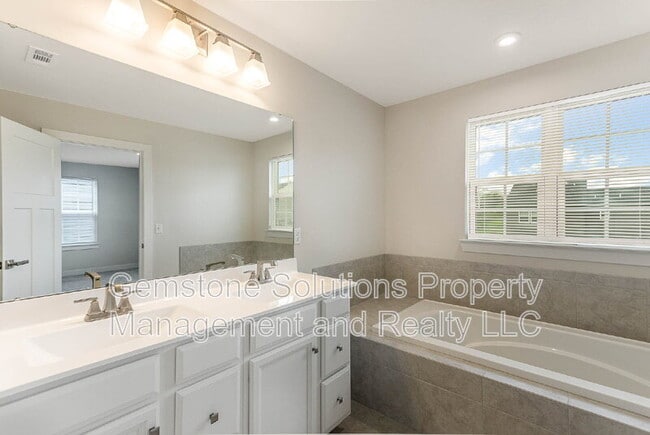 Building Photo - 3301 Somerset Ln