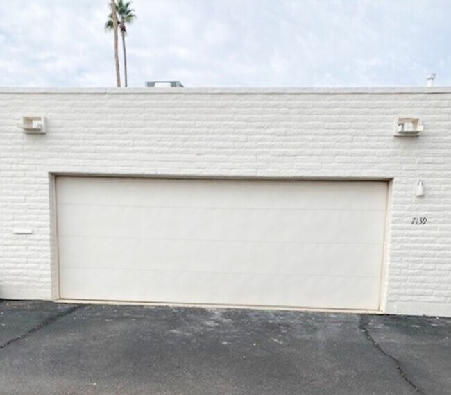 Building Photo - GREAT 3 Bedroom 2.5 Bath in Paradise Valley!