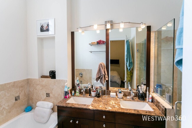 Building Photo - 1359 N Noble St