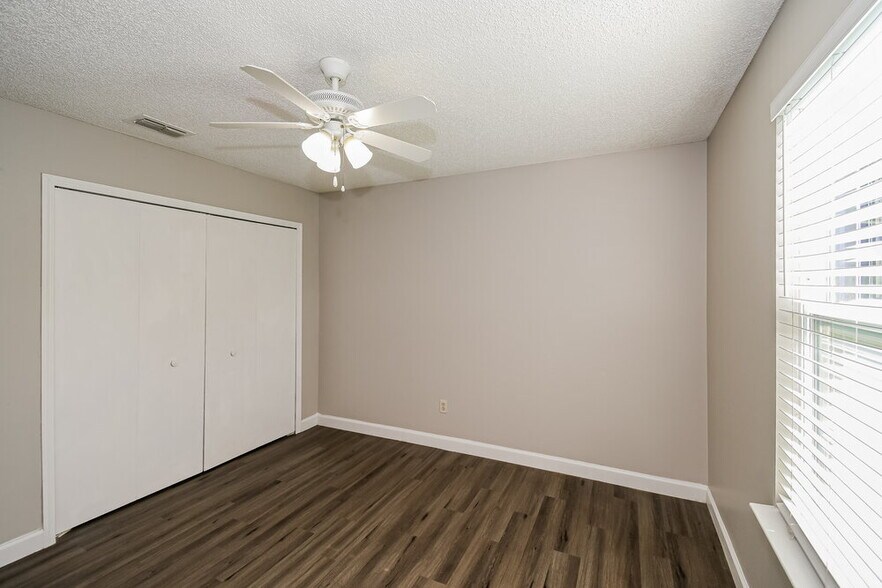 Building Photo - 1882 Manitoba Ct S