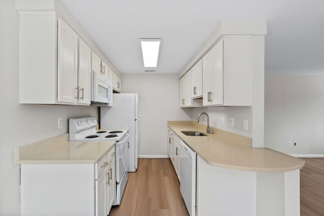 Building Photo - Condo in Woodside Square. 3Br / 1Ba Renovated. Garage.
