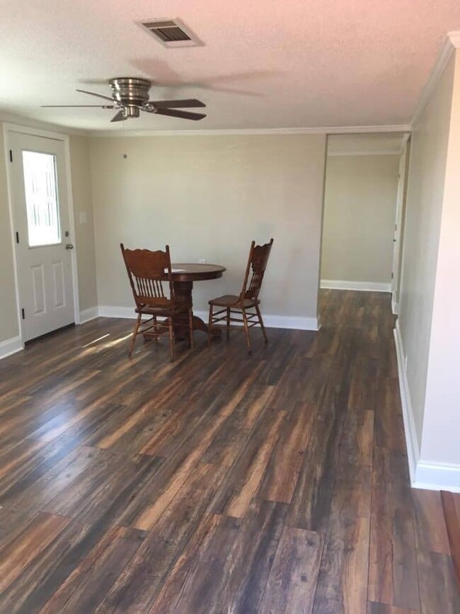 Building Photo - Fully Renovated Cottage with Lake Views in Gainesville
