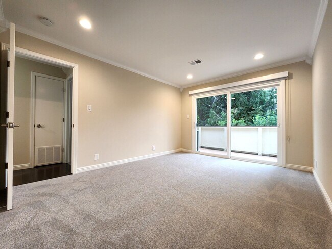 Building Photo - Updated 2 bedroom with in unit washer, dry...