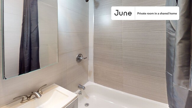 Building Photo - Private bedroom in 3 bed/1 bath Home