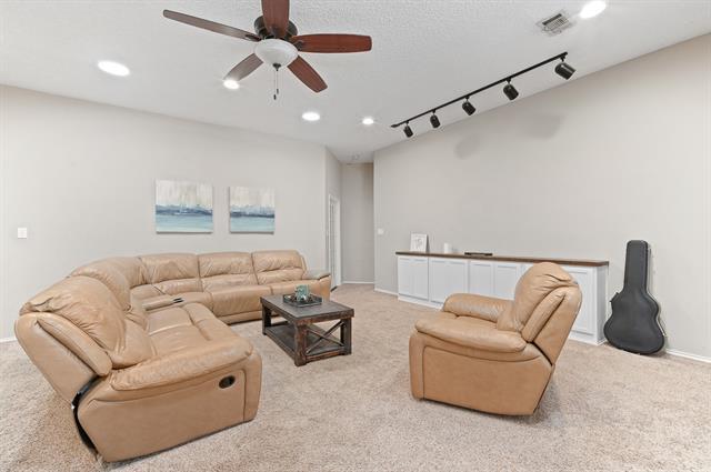 Building Photo - 2224 Carriage Hill