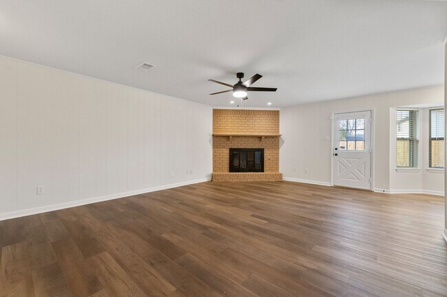 Building Photo - 3 BD 2 BA