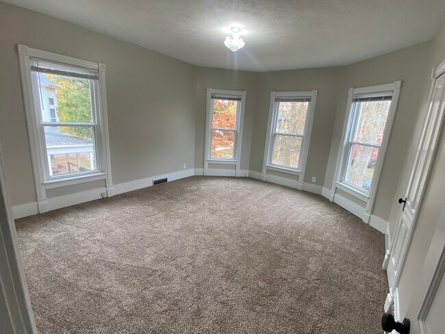 Building Photo - 612 1/2 E Chestnut St