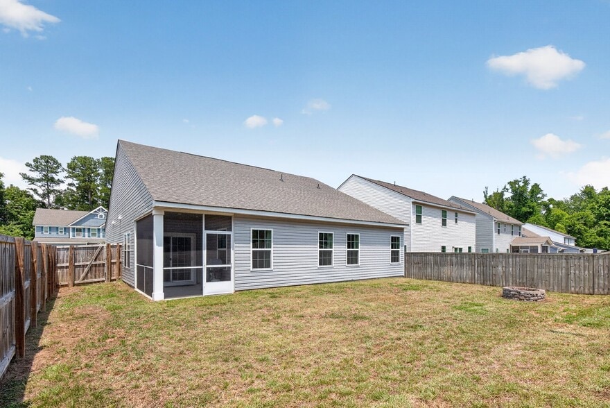 Building Photo - 151 Country Oaks Ln