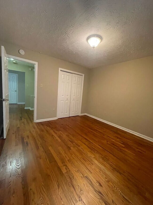 Building Photo - 3 bed, 2 bath, 2 car garage ranch style home with fenced yard.