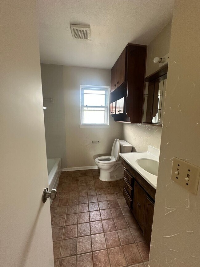 Building Photo - Updated 3 Bedroom Home