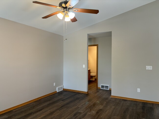 Building Photo - 3202 Quincy Ave