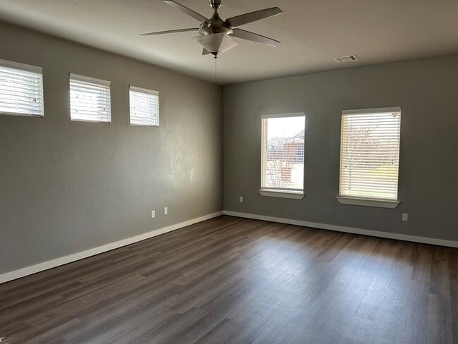 Building Photo - 809 Lakeview Dr