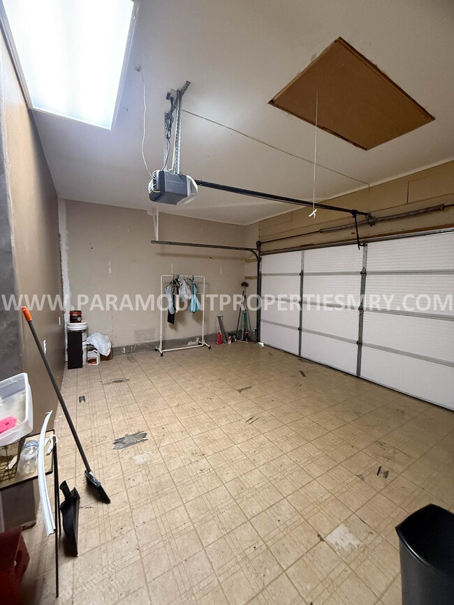 Building Photo - 1629 Beacon Hill Dr