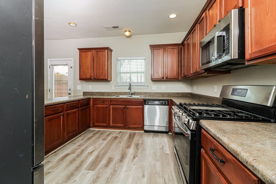 Building Photo - 340 Darbys Run Ct