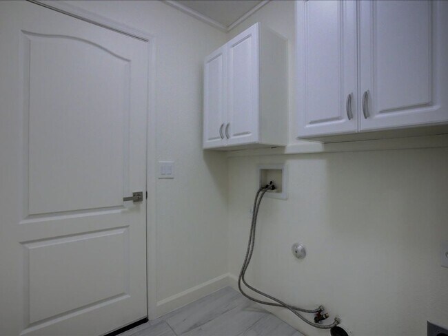 Building Photo - $500 OFF FIRST FULL MONTHS RENT!