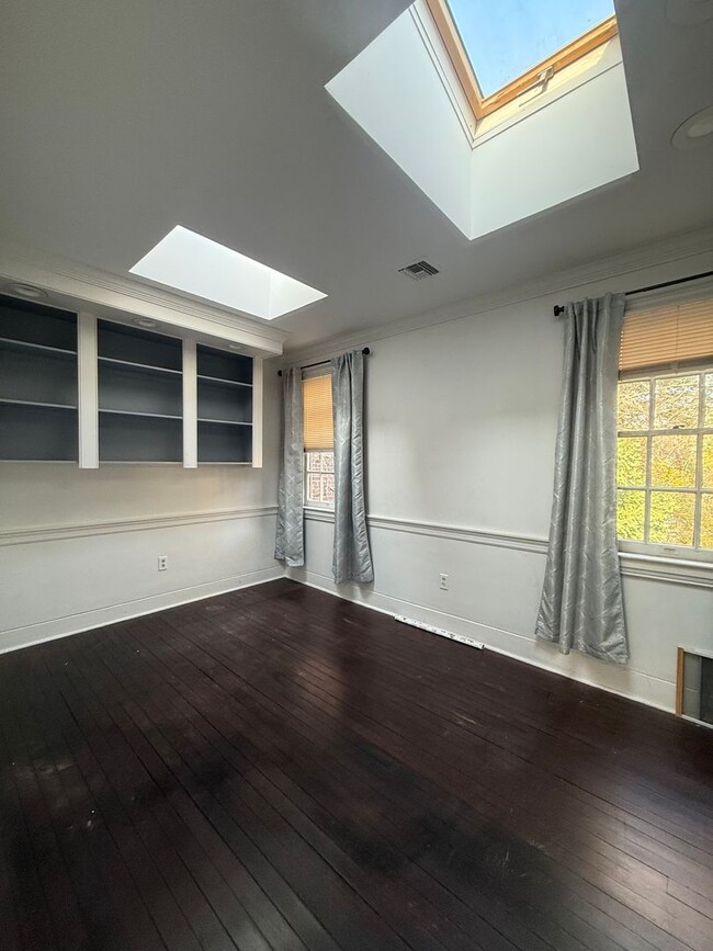 Building Photo - Beautiful 4 BR, 1.5 Bath Townhouse w/off s...