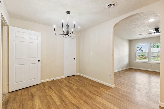 Building Photo - 3325 Del Rancho Rd
