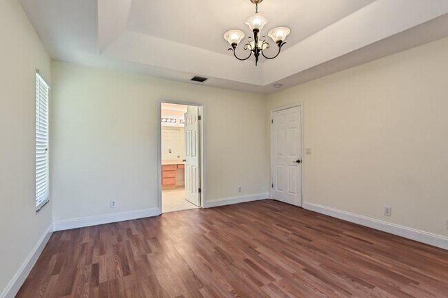Building Photo - 915 Sunflower Ave