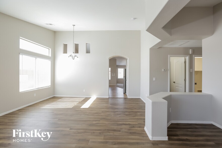 Building Photo - 6220 S 52nd Dr