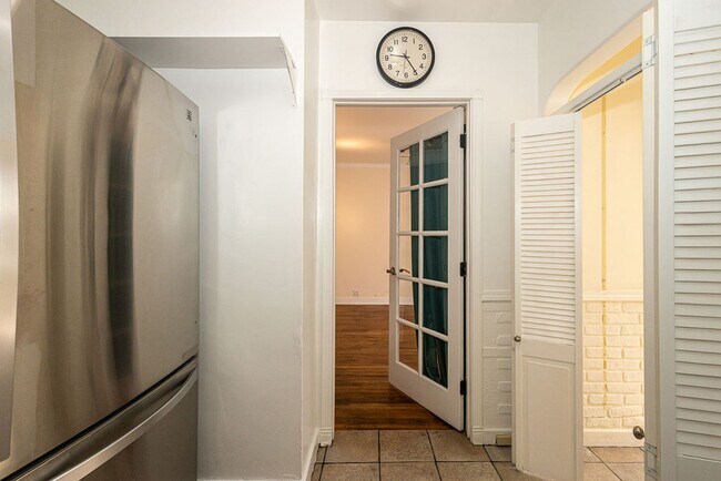 Building Photo - Warm & Welcoming Home Near Melrose with Room to Live, Work & Create