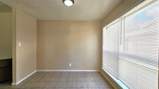 Building Photo - 16975 Meadowlark St