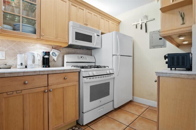 Building Photo - 6703 N Kendall Dr