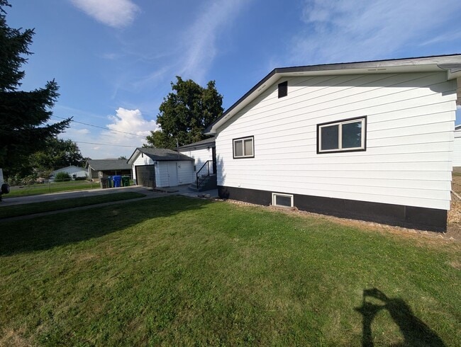 Building Photo - Huge Orchards House - Beautiful Updates
