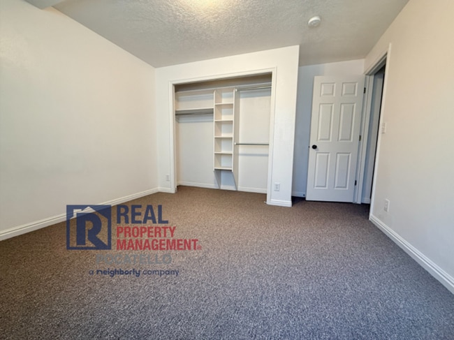 Building Photo - MOVE IN SPECIAL - 5 Bedroom 3.5 Bath Duplex - 2 car garag