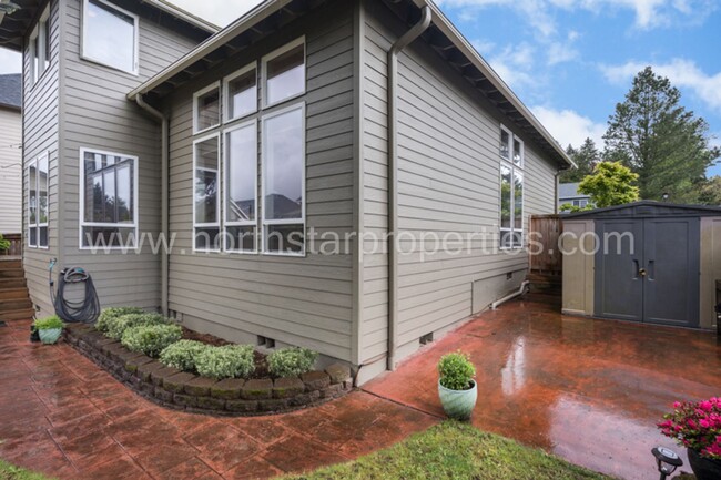 Building Photo - Beautiful Spacious Home in Tigard